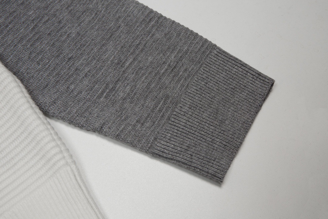 【THOM BROWNE旗艦店】セーター 男女兼用 ご好評に付き再入荷！