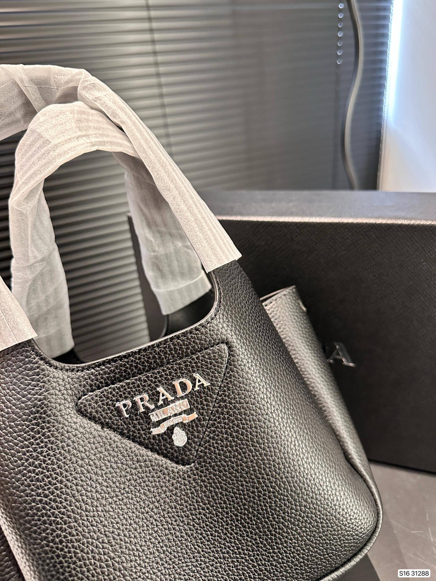 【PRADA 公式旗艦店】プラダ ハンドバッグ 当日出荷 好評に付き再入荷！17*15CM