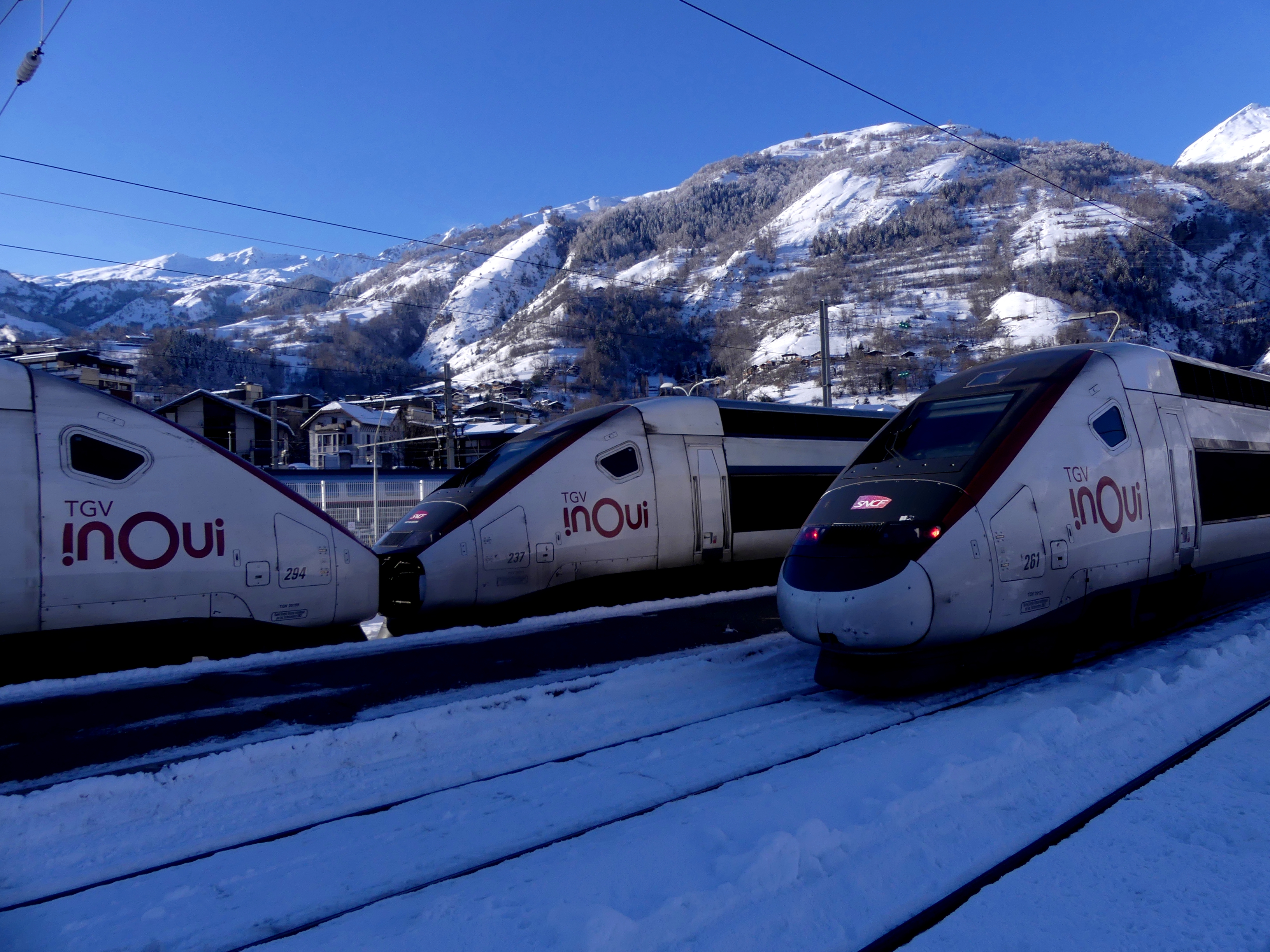 Bourg-Saint-Maurice 雪季火车抵达，通往法国阿尔卑斯滑雪场