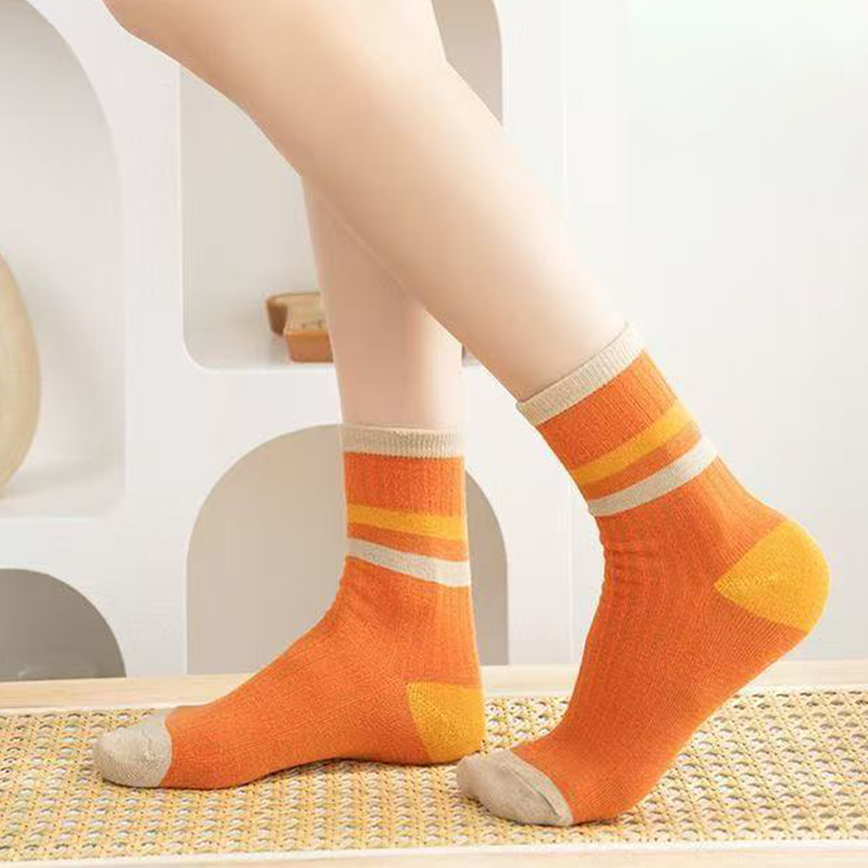 カラフルなミッドカーフソックス