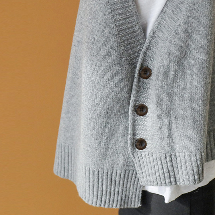 シンプルでおしゃれなレディースニットベスト