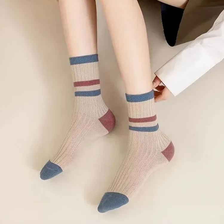 カラフルなミッドカーフソックス