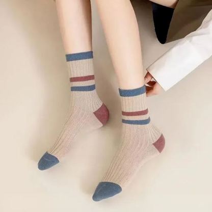 カラフルなミッドカーフソックス