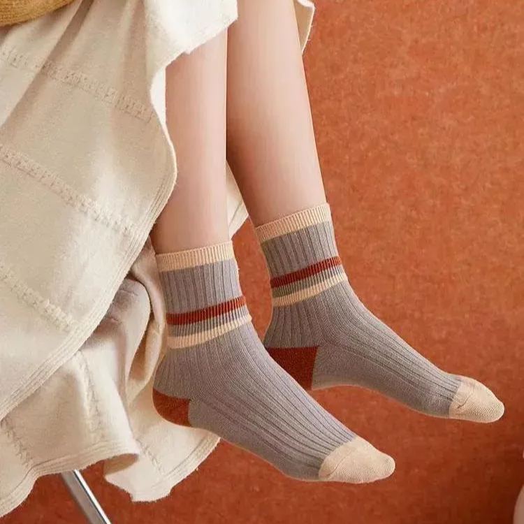 カラフルなミッドカーフソックス