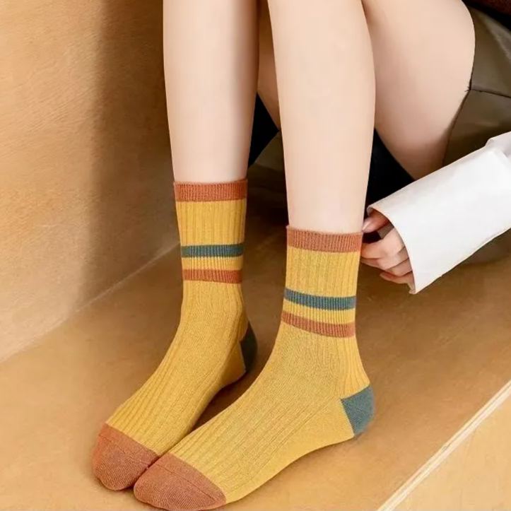 カラフルなミッドカーフソックス
