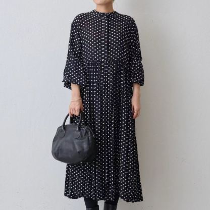 黒のドット柄九分袖ワンピース