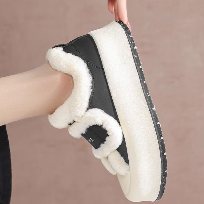 マジックテープ付きもこもこシューズ