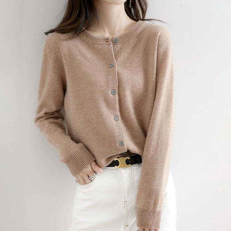 ウールのラウンドネックカーディガン