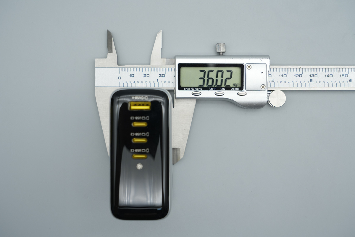 Baseus倍思140W 3C1A智能数显氮化镓充电器 E01207