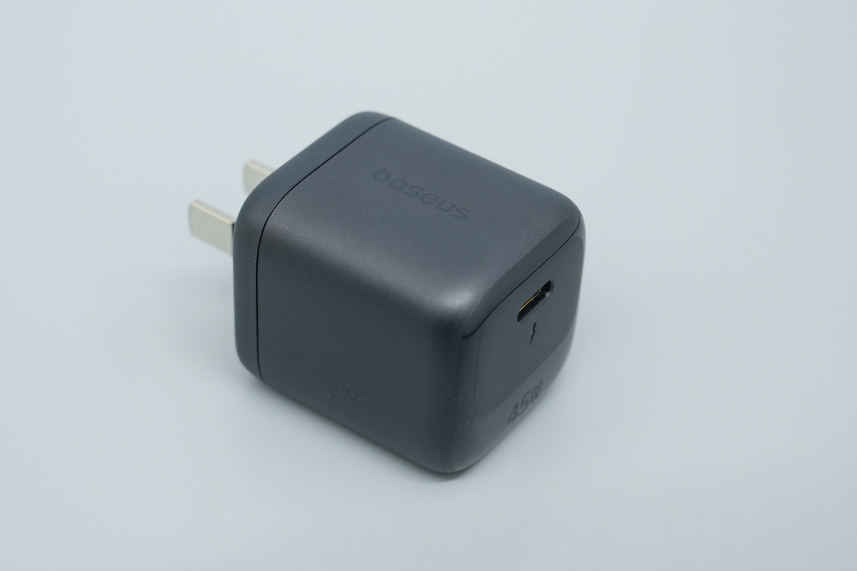 Baseus倍思45W PD3.2氮化镓充电器 E01234