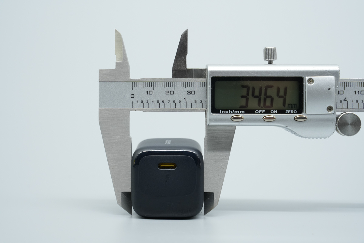 Baseus倍思45W PD3.2氮化镓充电器 E01234