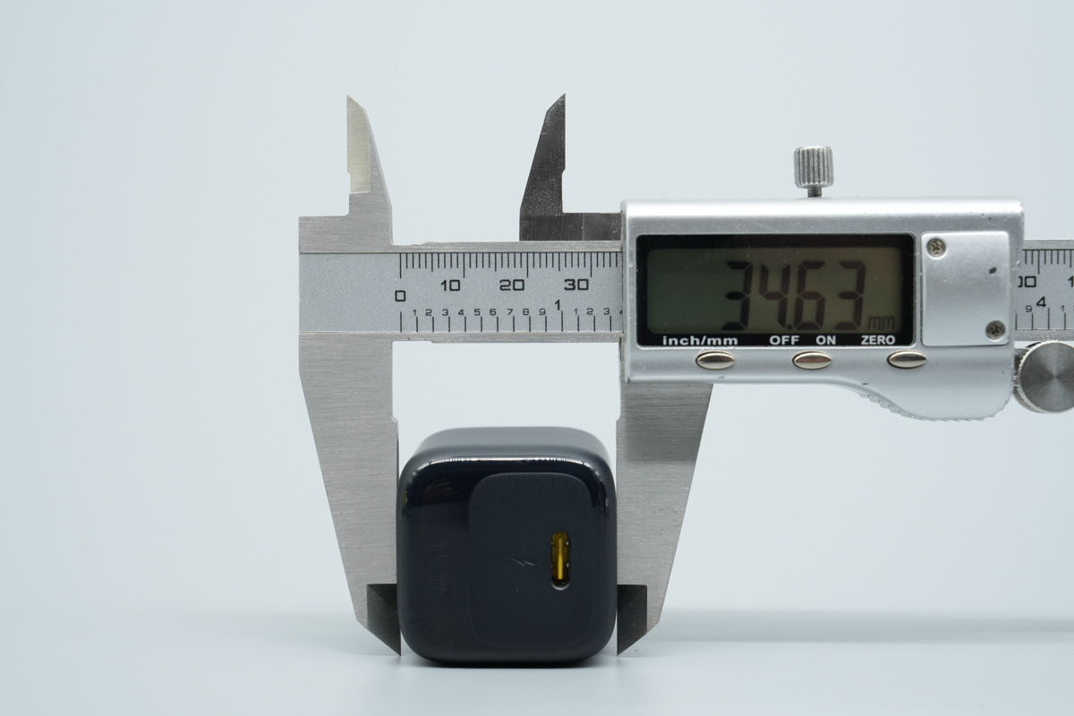 Baseus倍思45W PD3.2氮化镓充电器 E01234
