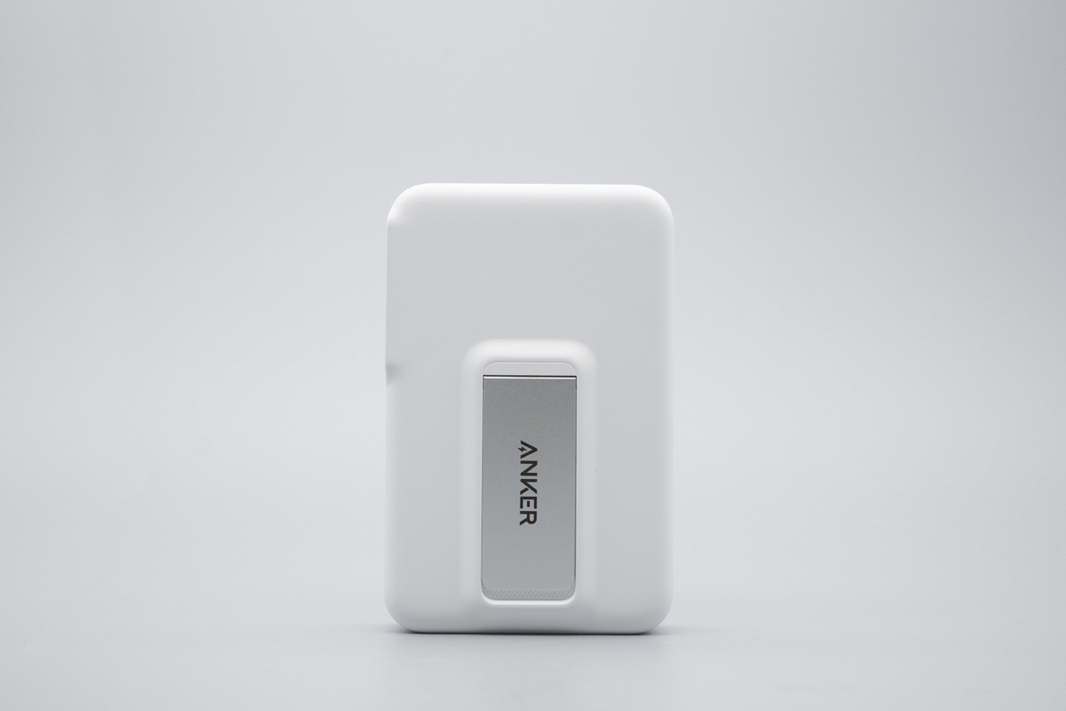 Anker Nano 屏显智能盾磁吸充电宝 A110Z
