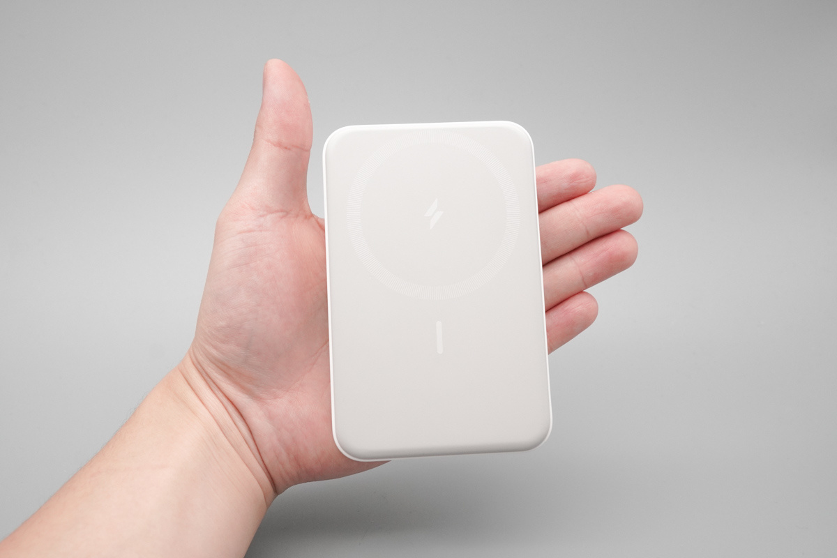 Anker Nano 屏显智能盾磁吸充电宝 A110Z