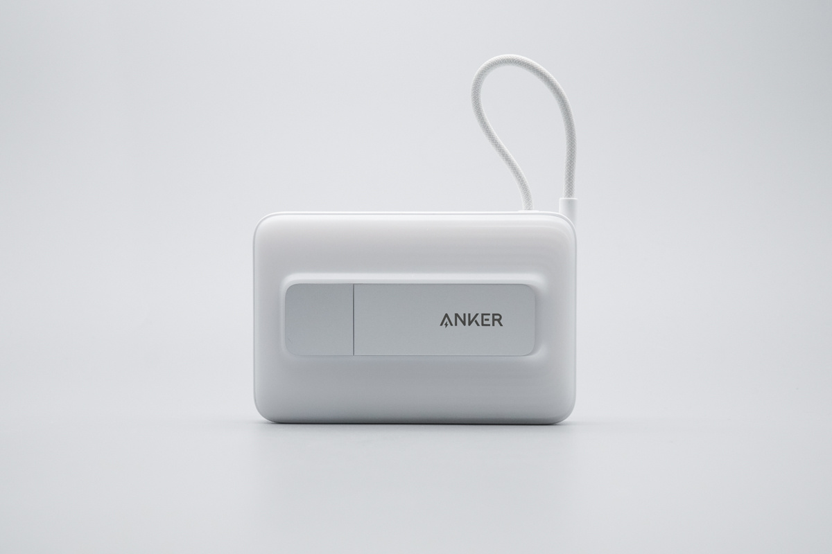 Anker Zolo 智能盾自带线充电宝 A1116