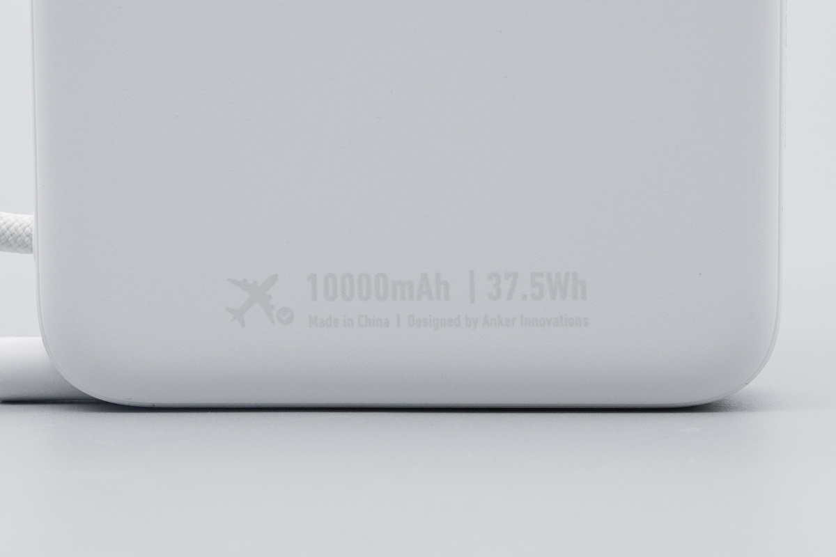 Anker Zolo 智能盾自带线充电宝 A1116