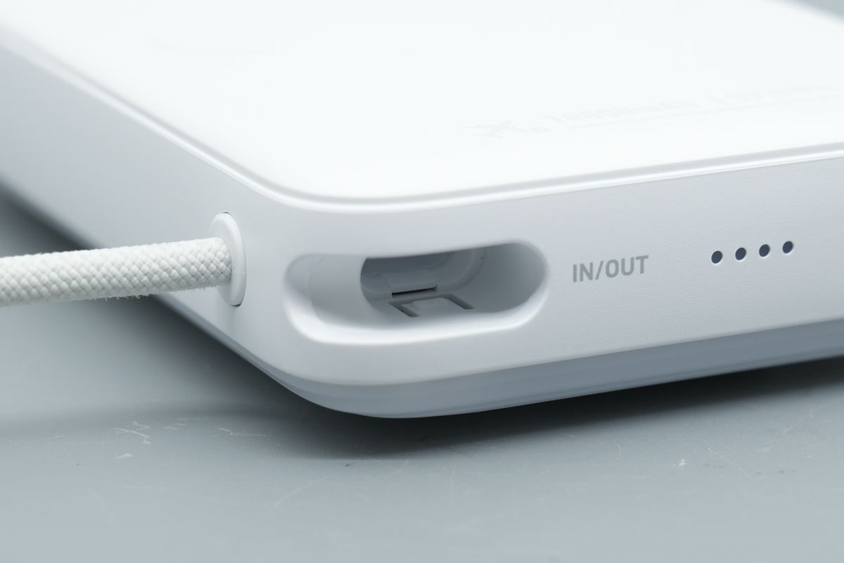 Anker Zolo 智能盾自带线充电宝 A1116
