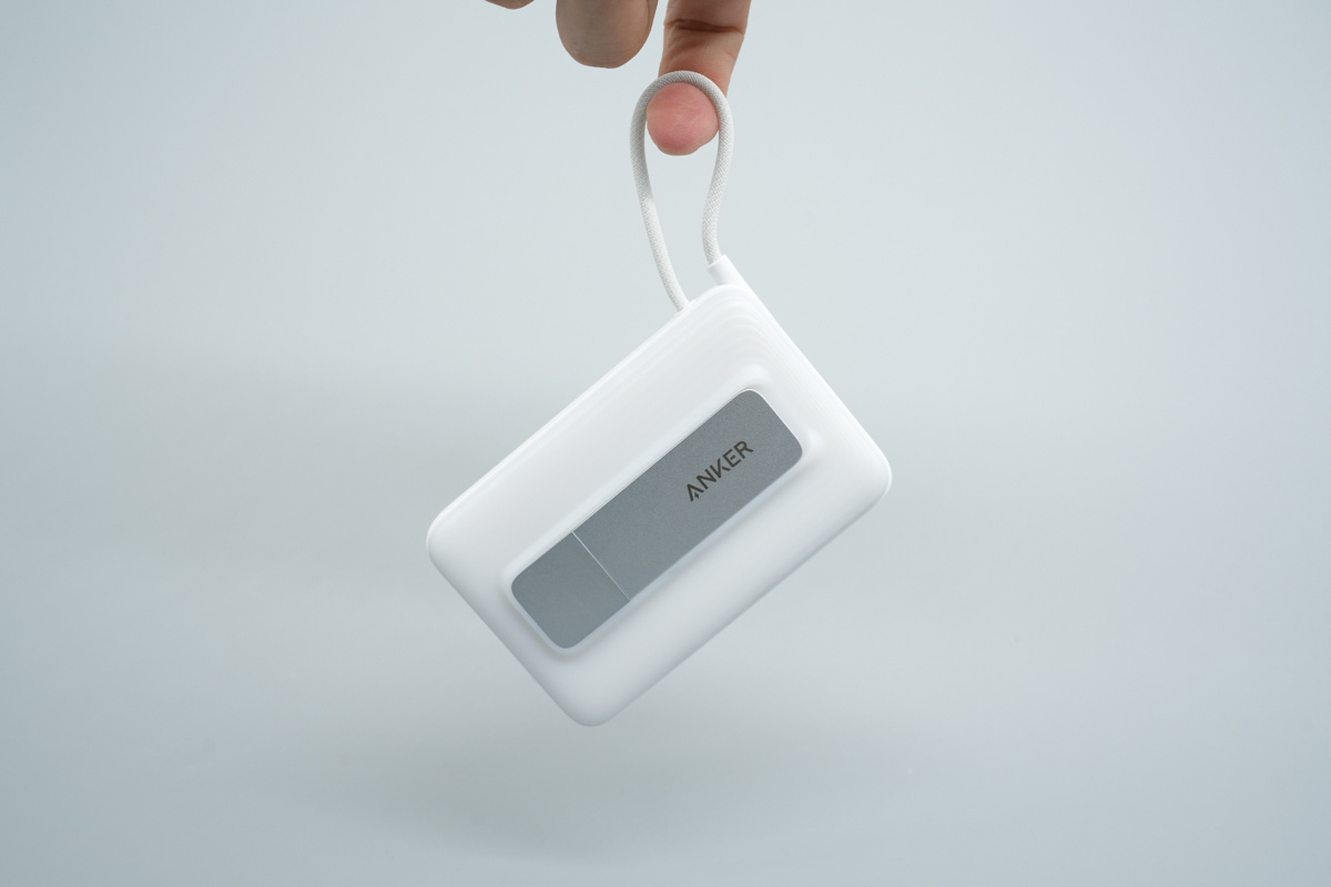 Anker Zolo 智能盾自带线充电宝 A1116