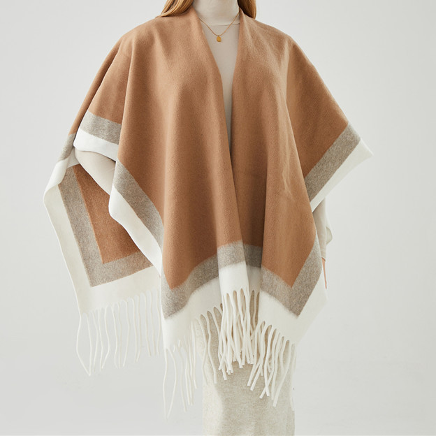 ผ้ารัดคอสไตล์โคปูโลแบบสีผสมพร้อมขนหาง ไว้ใช้เป็นเครื่องครอบตัวช่วยอบอุ่นฤดูหนาวฤดูใบไม้ร่วง ไหม้ข้างนอก และมีสไตล์แฟชั่นเหมาะกับทุกสไตล์