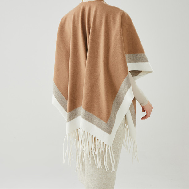 ผ้ารัดคอสไตล์โคปูโลแบบสีผสมพร้อมขนหาง ไว้ใช้เป็นเครื่องครอบตัวช่วยอบอุ่นฤดูหนาวฤดูใบไม้ร่วง ไหม้ข้างนอก และมีสไตล์แฟชั่นเหมาะกับทุกสไตล์