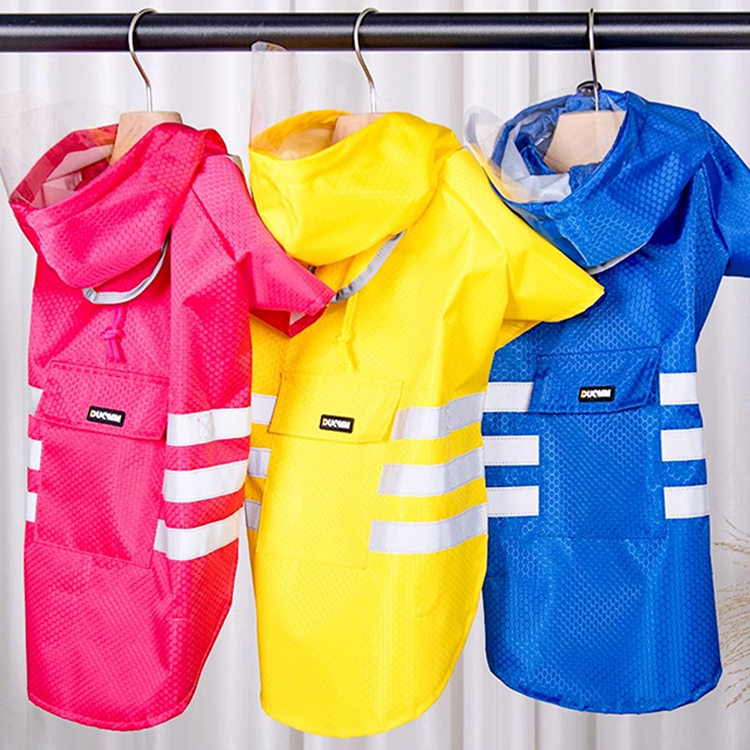 可拖曳式狗狗雨衣，3種顏色可選，適合所有犬種，防水反光條紋，足球圖案面料，透明PVC帽簷，彈性腰帶和可調節頸帶，適合小型至大型犬，30秒內即可輕鬆穿脫，TPU防水內襯，耐磨抗皺，雨天遛狗安全裝備。-萌爪爪