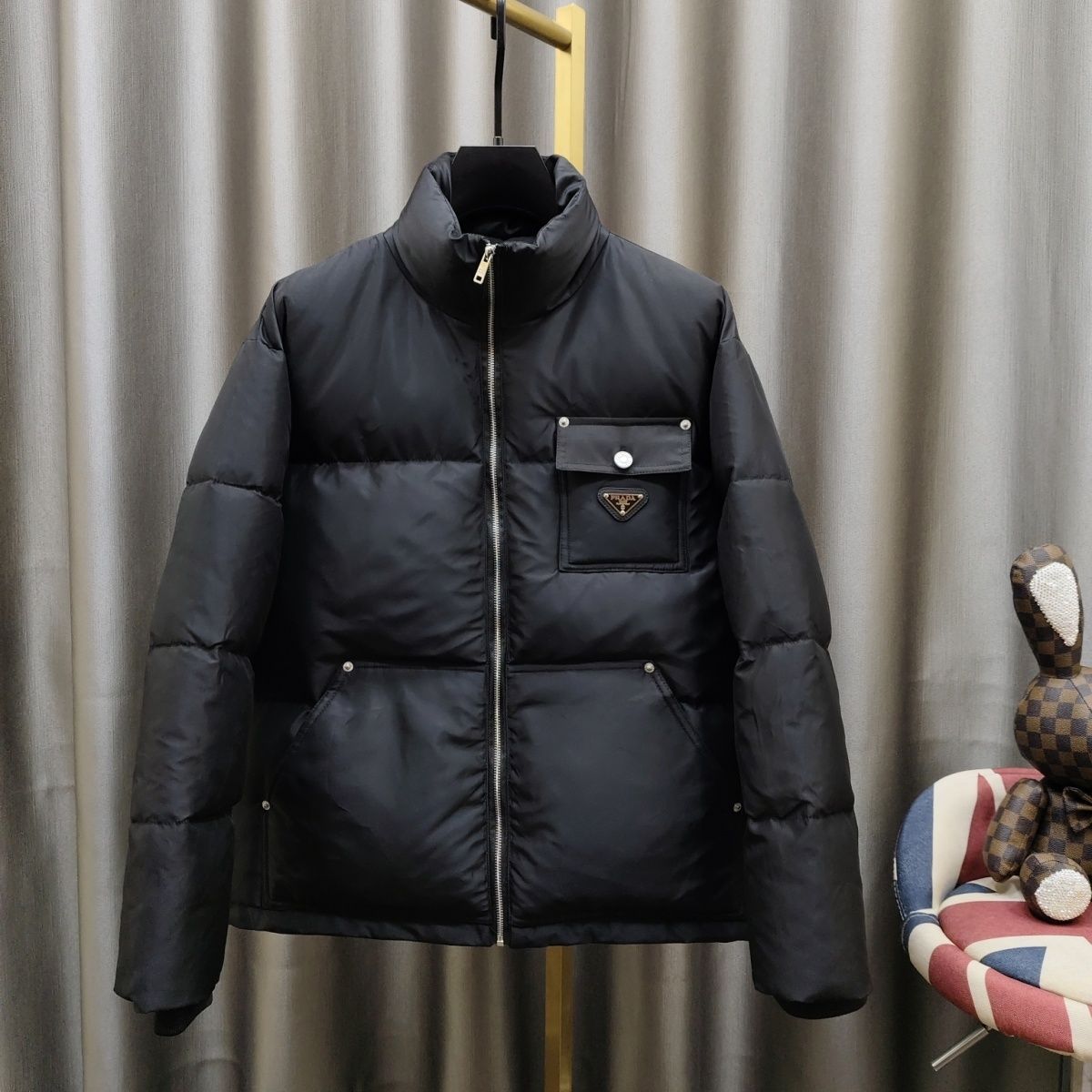 【PRADA】プラダ　Re-Nylon ロゴ入り ダウンジャケット