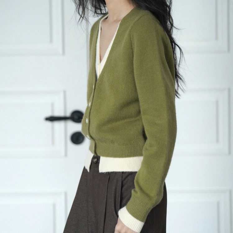 เสื้อคาร์ดิแกนถักสองชิ้นปลอมสีเขียว