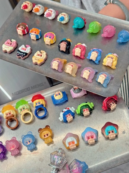 Purchasing trendy plush toys and dolls for artists Meng Li