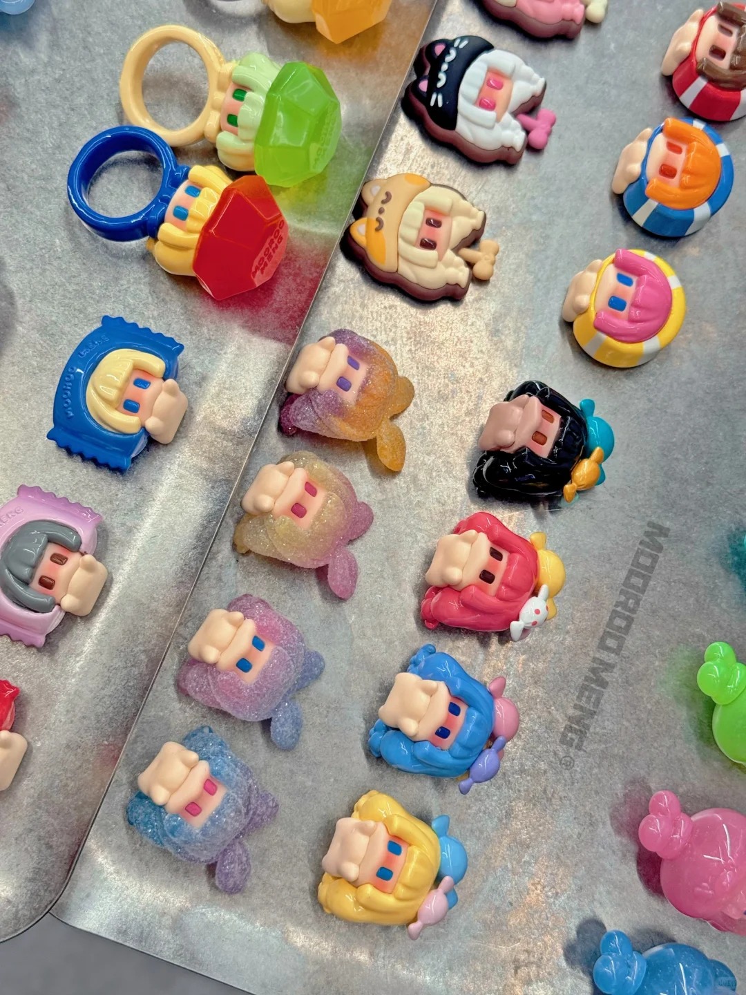 Purchasing trendy plush toys and dolls for artists Meng Li