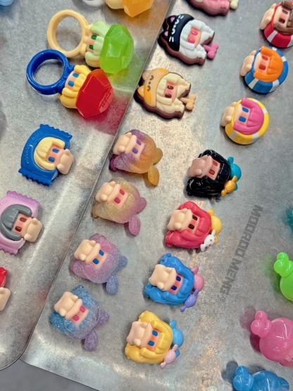 Purchasing trendy plush toys and dolls for artists Meng Li