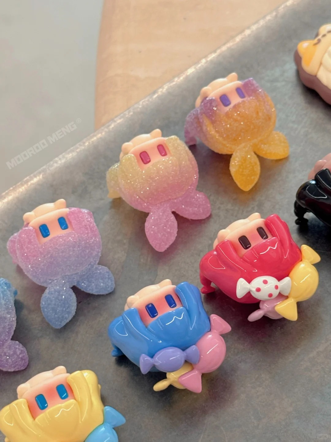 Purchasing trendy plush toys and dolls for artists Meng Li