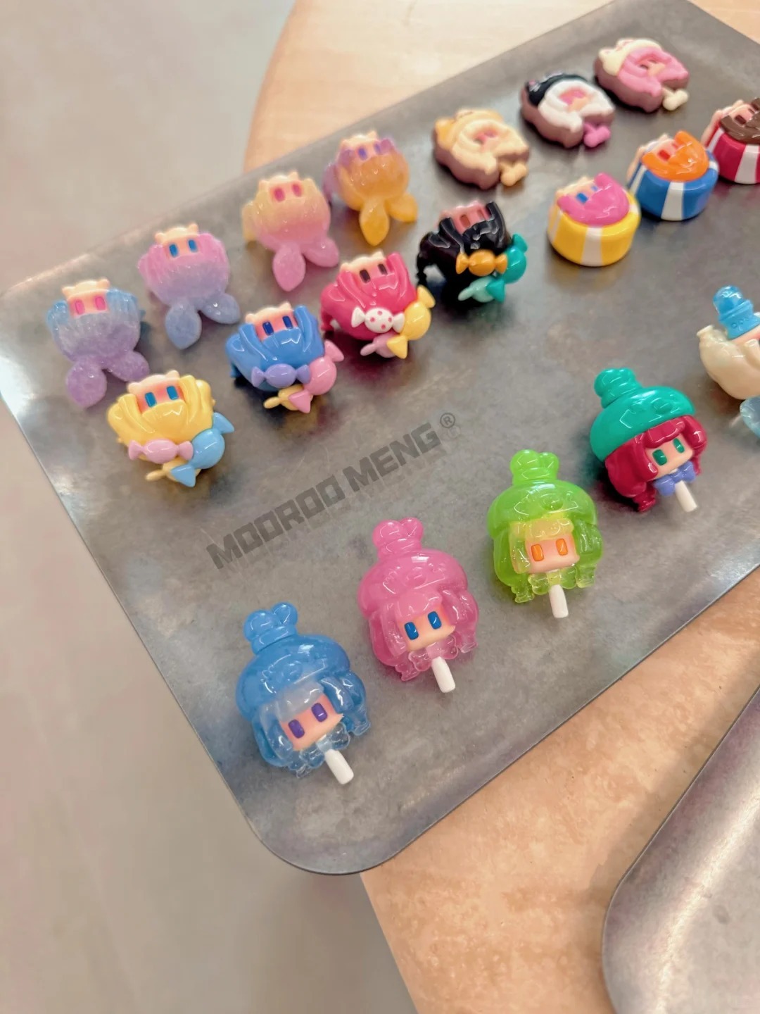 Purchasing trendy plush toys and dolls for artists Meng Li