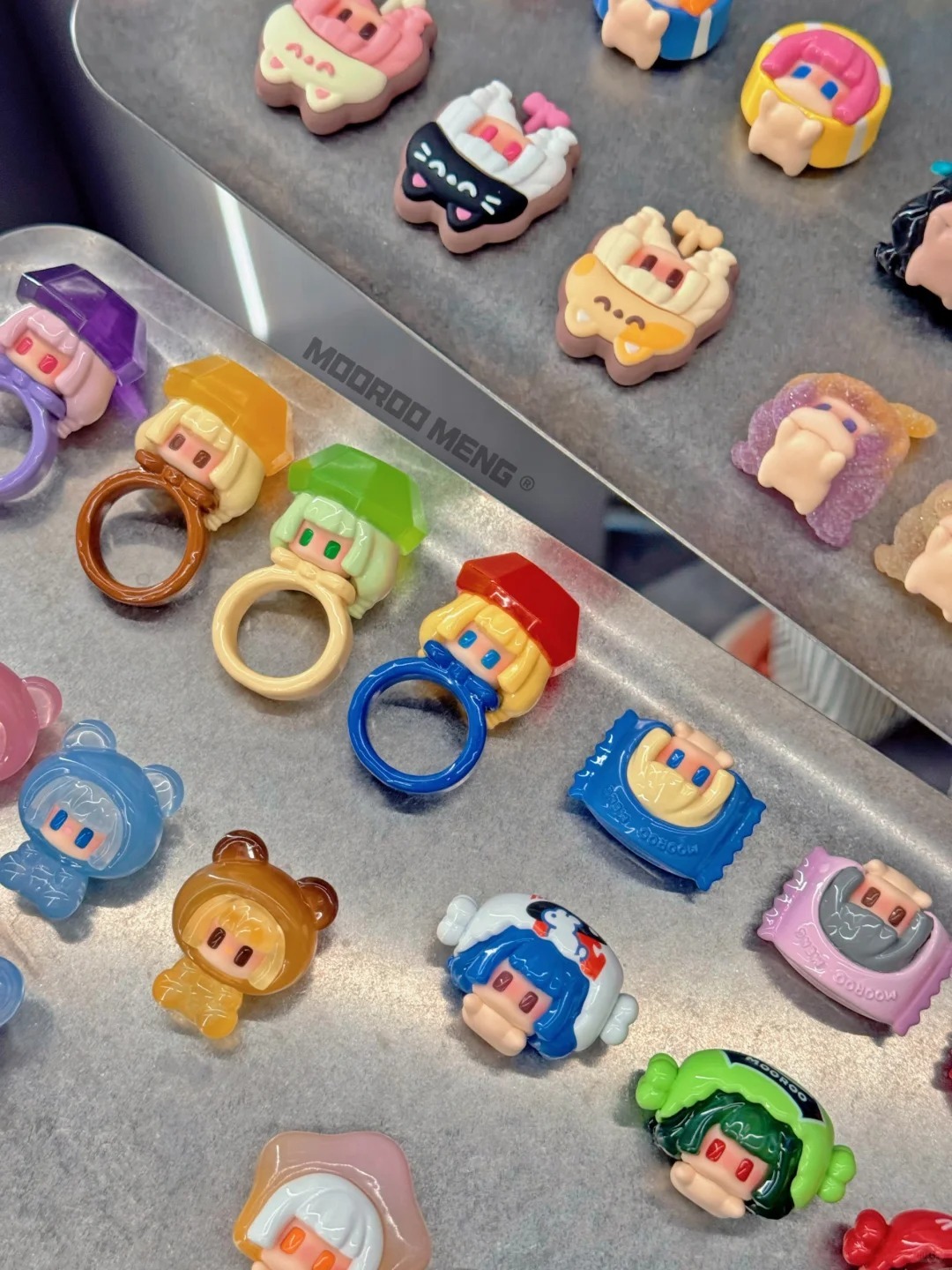 Purchasing trendy plush toys and dolls for artists Meng Li