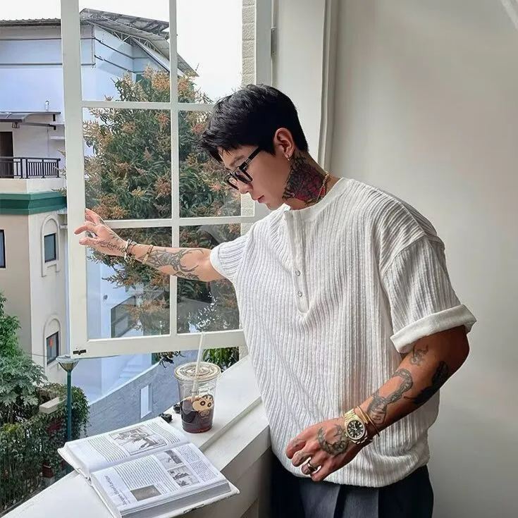 肌理褶皺軟糯感亨利領修身V領短袖t恤