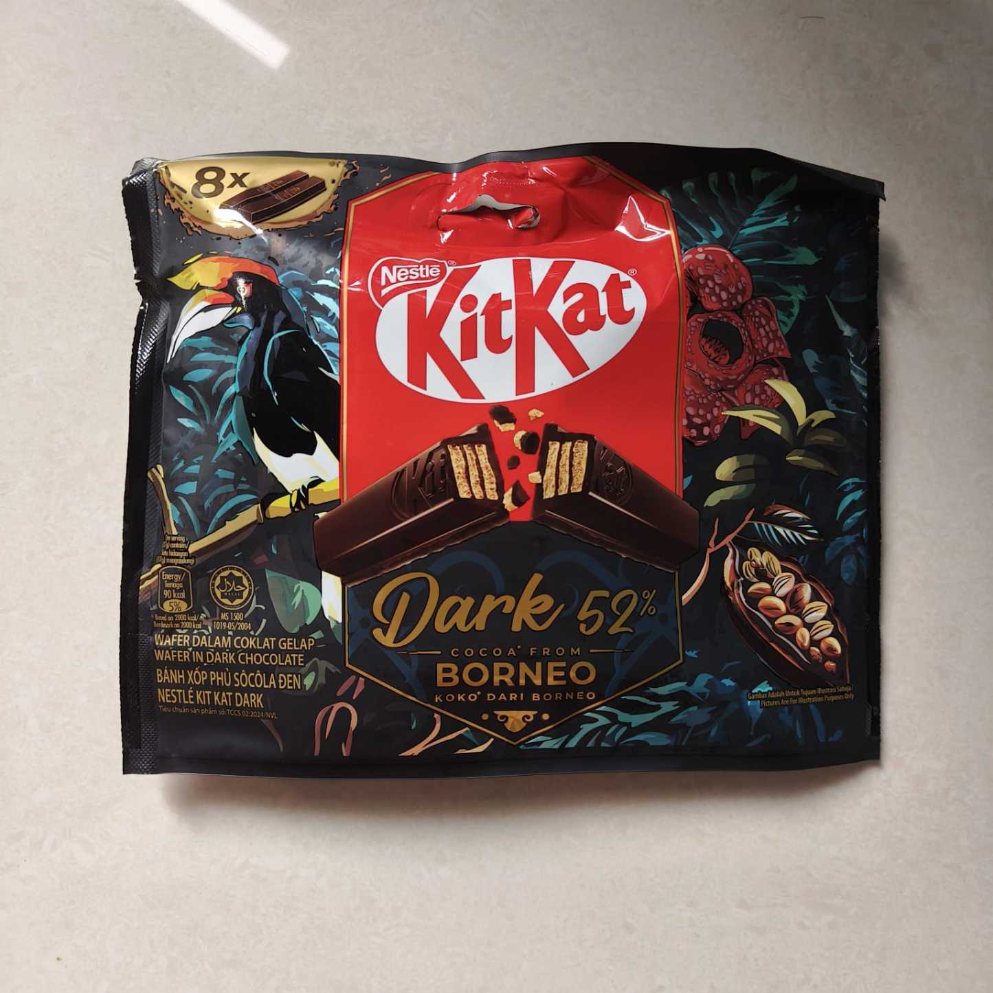 KitKat Dark Cocoa from Borneo 52% / Green Tea from Real Tea Leaves