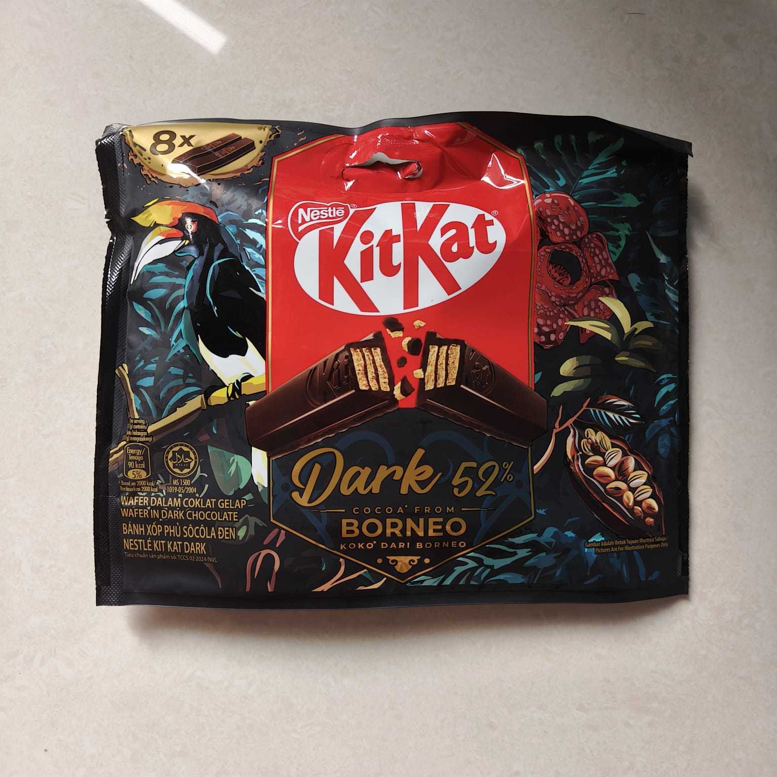 KitKat Dark Cocoa from Borneo 52% / Green Tea from Real Tea Leaves