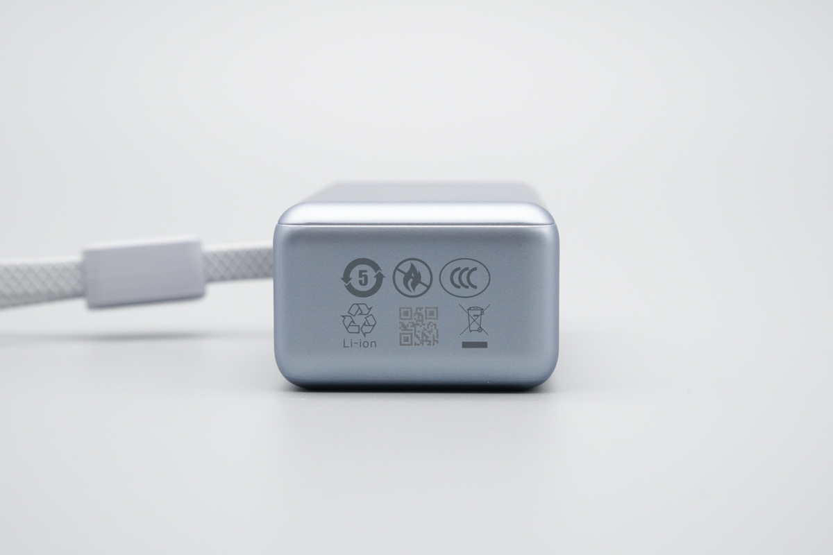 绿联能量湃Pro 55W自带线快充移动电源 PB727