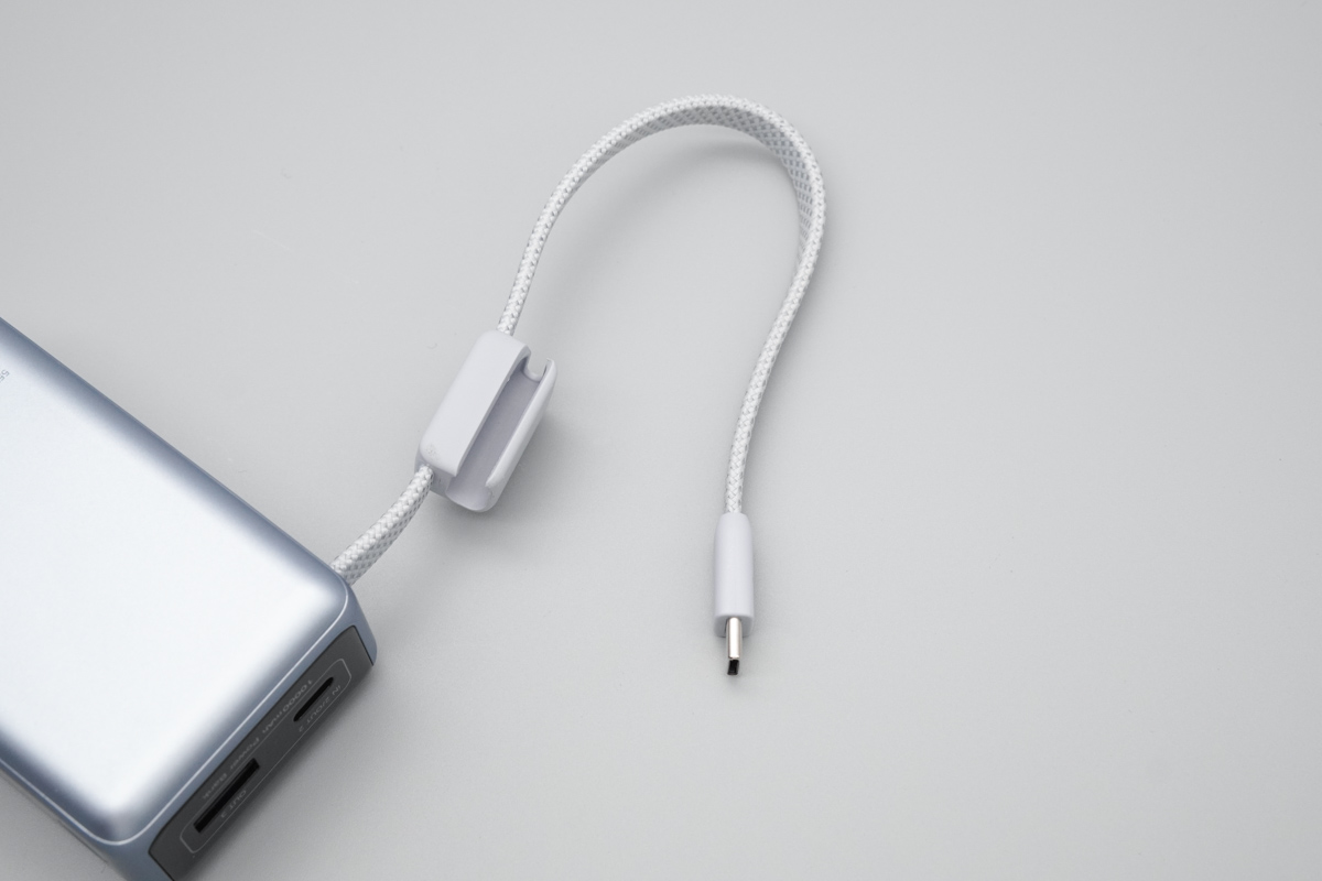 绿联能量湃Pro 55W自带线快充移动电源 PB727