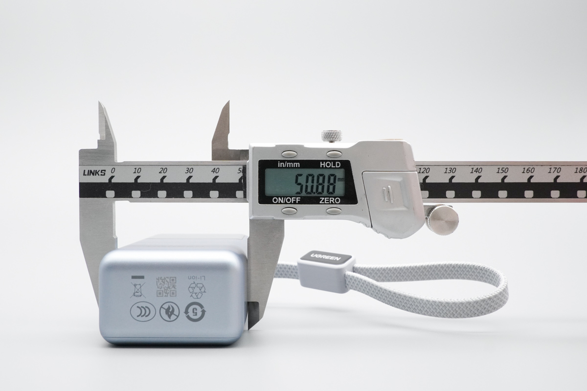 绿联能量湃Pro 55W自带线快充移动电源 PB727