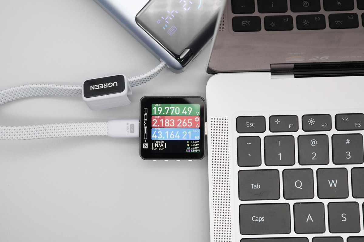 绿联能量湃Pro 55W自带线快充移动电源 PB727