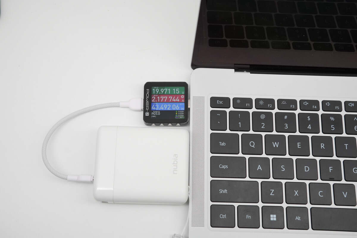 努比亚糖果移动电源10000mAh PA0017