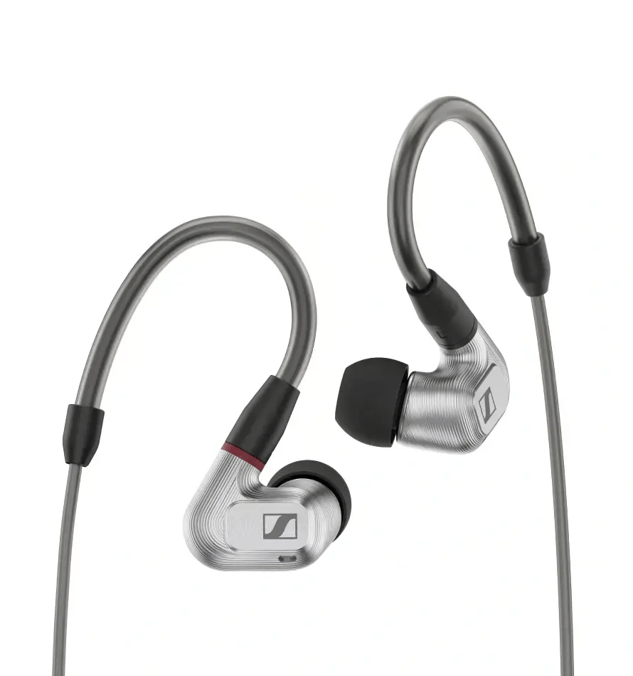 Sennheiser IE 900：IE 900 本體，接頭紅環標記及 L/R 聲道標示