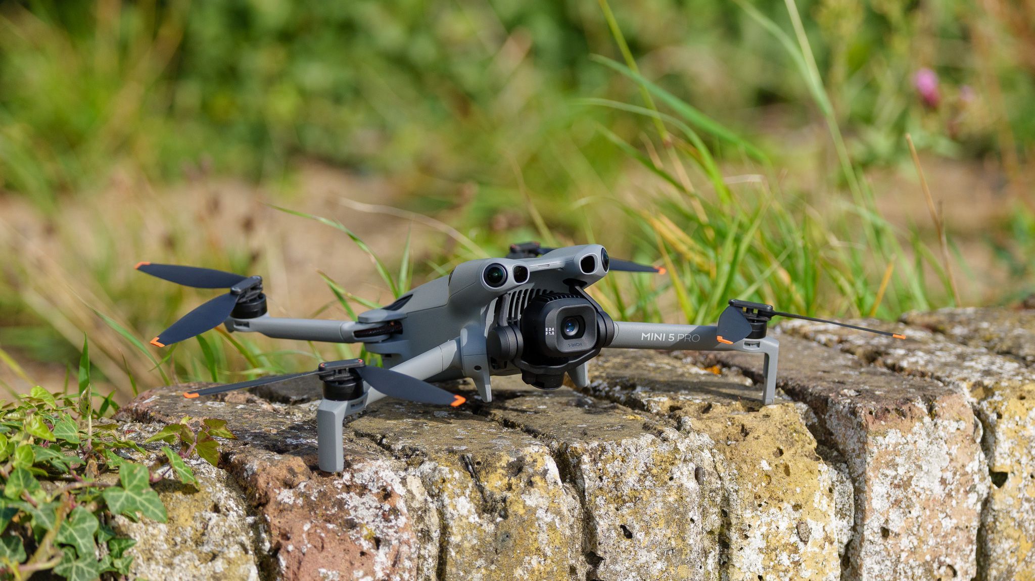 DJI Mini 5 Pro 1-inch sensor all-in-one mini drone - Fly More Combo (DJI RC-N3) aerial drone (CM-DM5PN3C) [Hong Kong genuine product]