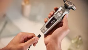 使用 Qi 充電墊，在 3 小時內即可充滿電