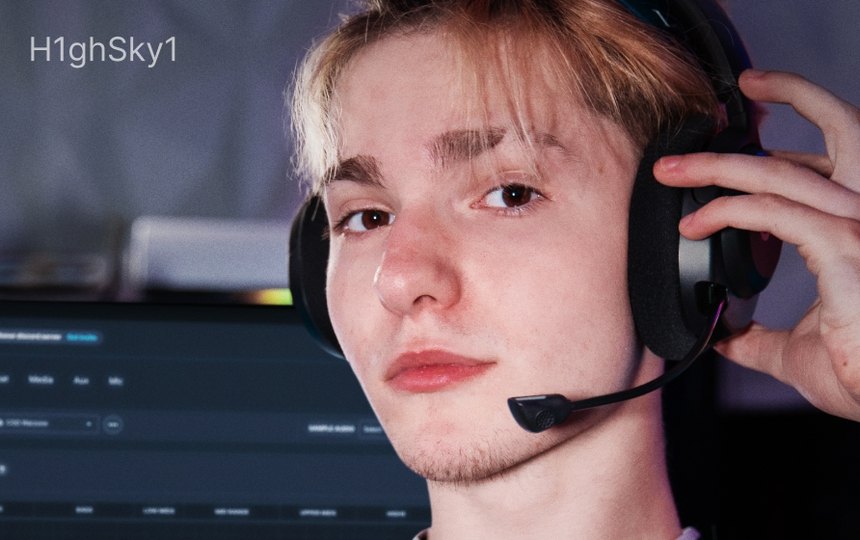 Photo of influencer HighSky wearing Arctis Nova 5 headset.