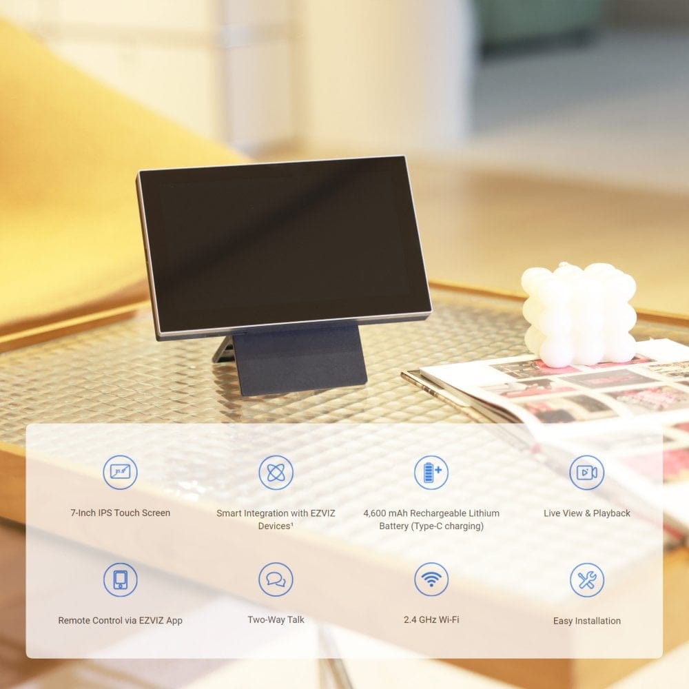 EZVIZ SD7 生活場景圖（客廳茶几使用情境）