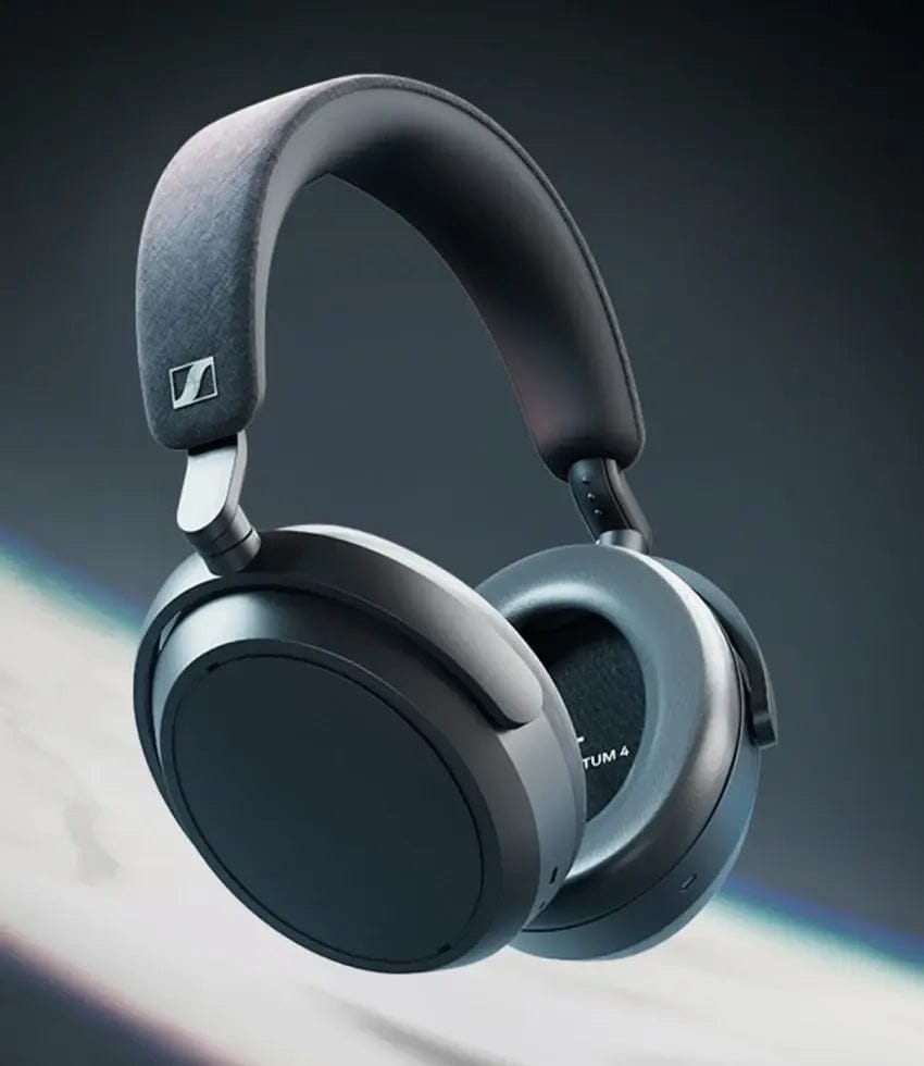 Sennheiser M4 黑：圖中係 Sennheiser MOMENTUM 4（耳罩內印有「TUM 4」字樣）嘅耳機本體