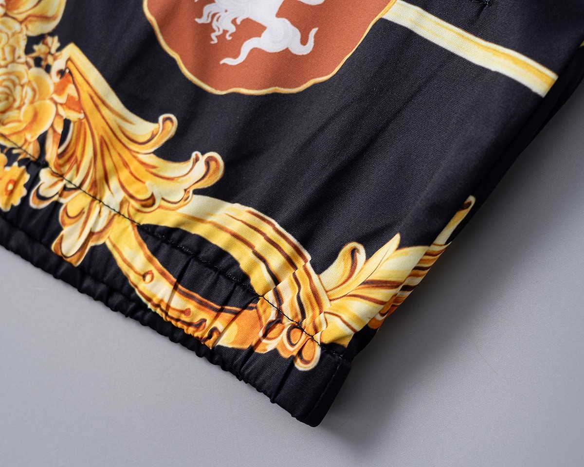 【VERSACE旗艦店】ヴェルサーチ ジャケット 、ご好評に付き再入荷！