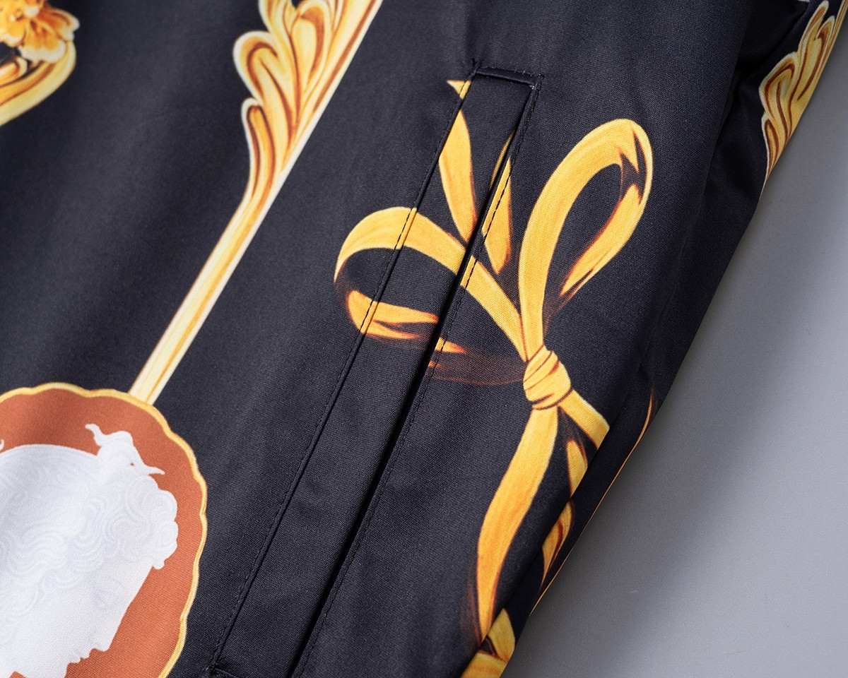 【VERSACE旗艦店】ヴェルサーチ ジャケット 、ご好評に付き再入荷！