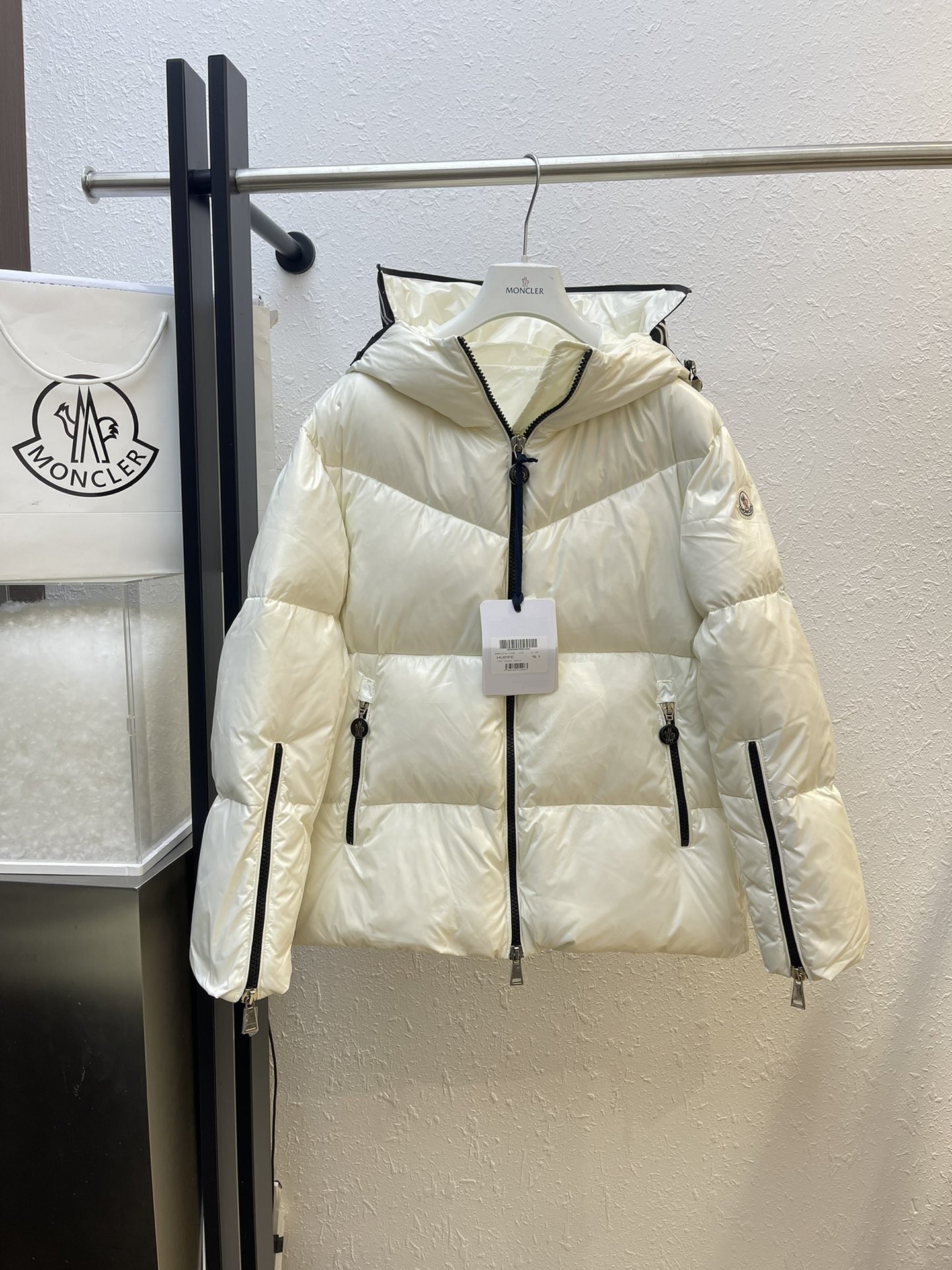 【MONCLER旗艦店】（モンクレール） ダウンジャケット ご好評に付き再入荷！